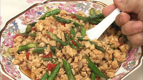 もこみち流　鶏ひき肉とアスパラガスのオイスターソース辛み炒め