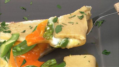 もこみち流　カマンベールのガレット～卵と季節の野菜をのせて～