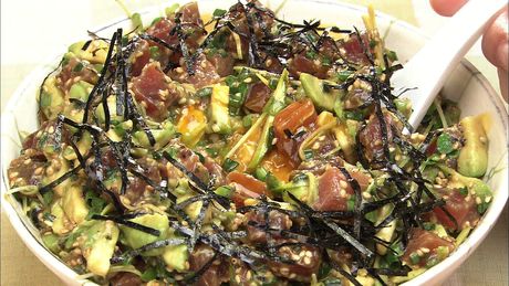 もこみち流　づけマグロとアボカドの卵のせ丼