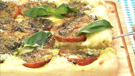 もこみち流　トマトスライスとバジルソースのピッツァ