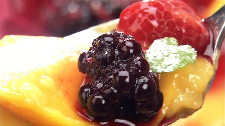 もこみち流　マンゴープリン 〜ブラックベリーといちごのソース〜