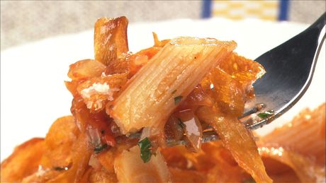 もこみち流　パンチェッタ入りトマトソースのペンネ 〜キャロットチップス添え〜