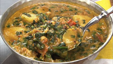 もこみち流　鶏ひき肉とじゃがいもとほうれん草のカレー