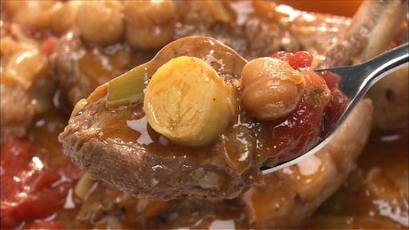 もこみち流　ラムチョップとひよこ豆のトマト煮込み