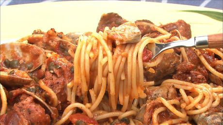 もこみち流　ソーセージとアサリのトマトソースパスタ