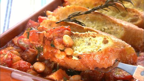 もこみち流　いんげん豆入りトマトソースとブルスケッタ