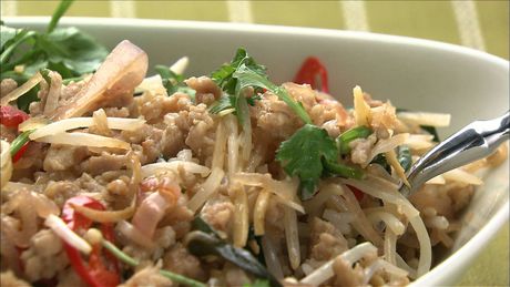 もこみち流　タイ風 鶏ひきのピリ辛炒め丼