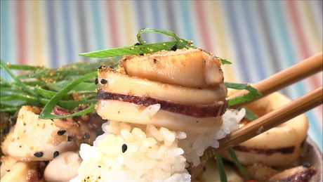 もこみち流　イカとホタテのピリ辛丼