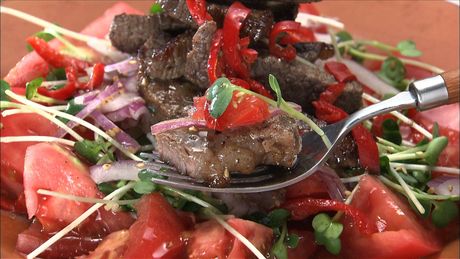 もこみち流　細切り牛肉とトマトのサラダ