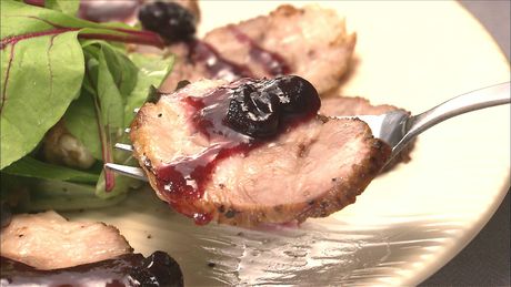 もこみち流　ポークのオーブン焼き～ブルーベリーソースで～