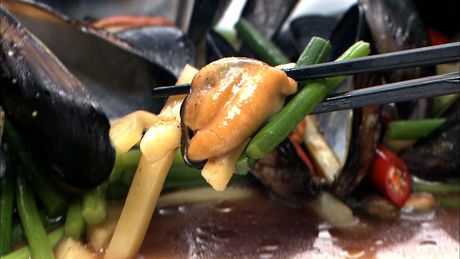 もこみち流　ムール貝とにんにくの芽 じゃがいものオイスター炒め