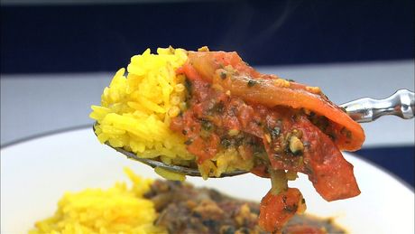 もこみち流　鶏ひき肉とトマトとほうれん草のカレー