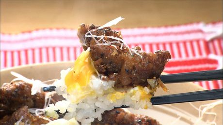 もこみち流　豚肉と黒こしょうのスパイシー揚げ丼～おんたまのせ〜