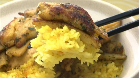 もこみち流　鶏肉と細切りじゃがいものカレースパイス炒め丼