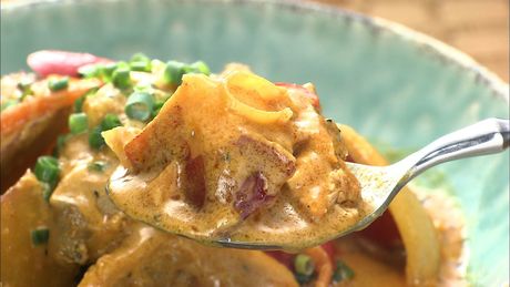 もこみち流　骨付き鶏もも肉とさつまいものカレー