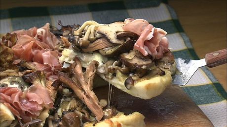 もこみち流　数種類のきのことプロシュートのピッツァ