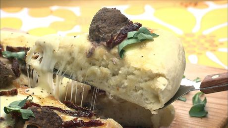 もこみち流　ミートボールとドライトマトのピッツァ