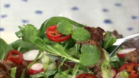 もこみち流　カリカリ豚ひき肉のサラダ