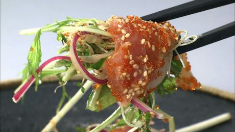 もこみち流　トロとイカ刺しの和風サラダ