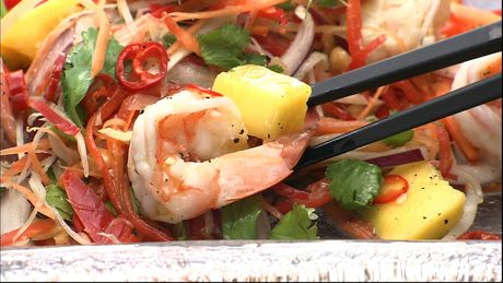 もこみち流　エビとマンゴーのエスニックサラダ