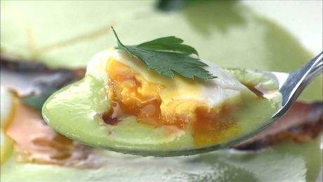 もこみち流　アスパラガスのスープ～ベーコン・ポーチドエッグのせ～