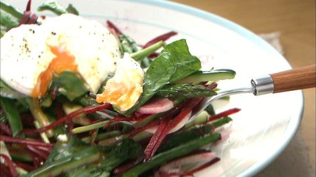 もこみち流　アスパラガスときゅうりのサラダ 〜ポーチドエッグのせ〜