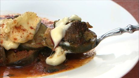 もこみち流　なすとズッキーニのビーフスープ 〜焼きカマンベールのせ〜