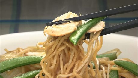 もこみち流　中華風　鶏むね肉とスナップえんどうの焼きそば