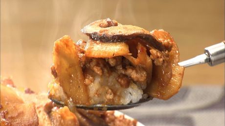 もこみち流　じゃがいもとひき肉の辛みそ炒め丼