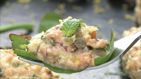 もこみち流　サーモンのタルタルとリーフサラダ