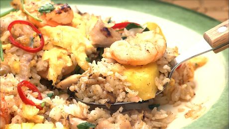 もこみち流　パイナップルとエビと鶏肉の炒飯