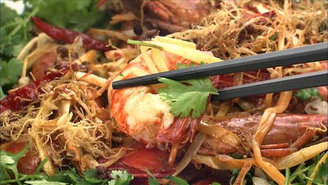 もこみち流　殻付きエビと黄ニラのスパイス炒め