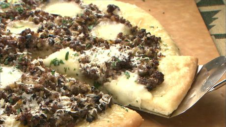 もこみち流　オリーブとひき肉のピッツァ
