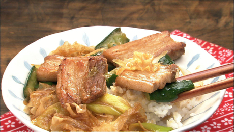 もこみち流　豚肉ときゅうりときくらげの炒め丼