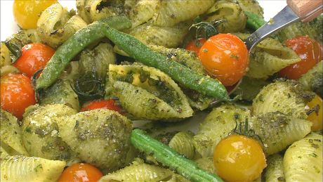 もこみち流　いんげんと2種のトマトのシェルパスタ ～バジルソースで～