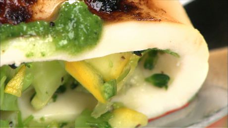 もこみち流　小イカの野菜詰め　〜グリーンソースで〜