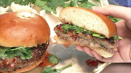 もこみち流　エスニック風鶏ひき肉のハンバーガー