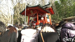 良縁祈願のため参拝する女子たち