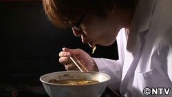 ラーメンの汁で服を汚すことなく、すする食べ方