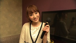 カラオケのマイクは利き手で持つ？それとも逆の手？