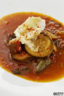 もこみち流 なすとズッキーニのビーフスープ 〜焼きカマンベールのせ〜