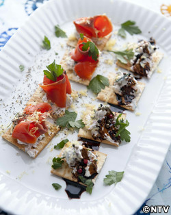 もこみち流 スモークサーモンとレッドオニオンのクラッカー