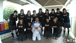 高校生たちのバレンタイン チョコを渡すドキドキの瞬間