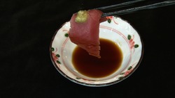 刺身を食べる時、ワサビをしょうゆに溶かす?溶かさない?